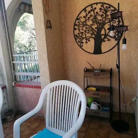 D'une Avec Piscine Partagee Terrasse Amenagee Et Wifi A Raphael A 5 Km De La Plage * Saint-Raphael (Var)