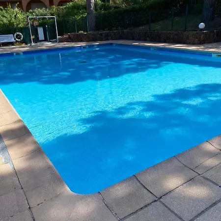 D'une Avec Piscine Partagee Terrasse Amenagee Et Wifi A Raphael A 5 Km De La Plage * Saint-Raphael (Var)